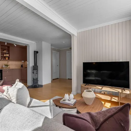 Stylish With Mountain View *